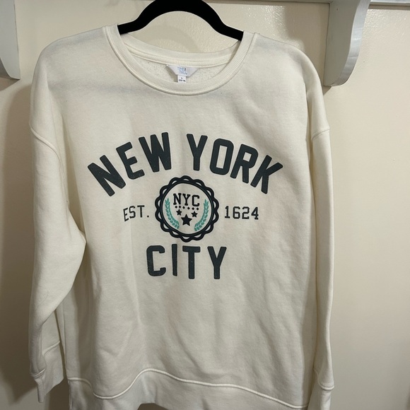 Time and Tru Tops - Time and Tru Cream Sweatshirt with New York City Print